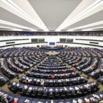 Auto, Strasburgo approva la modifica all’obiettivo 2025 sulle emissioni di CO2