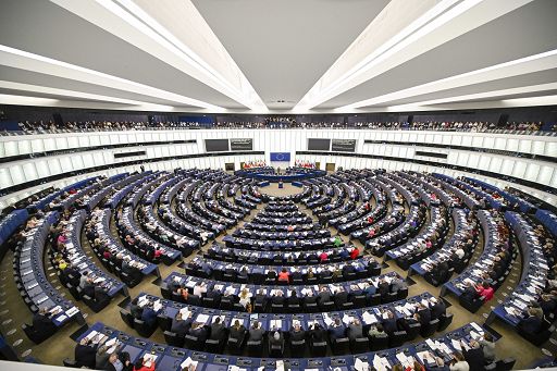 Auto, Strasburgo approva la modifica all’obiettivo 2025 sulle emissioni di CO2