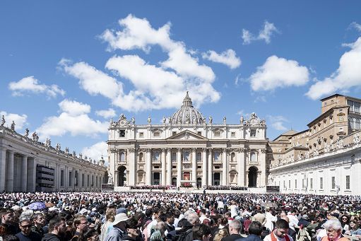 Il Conclave ha deciso, fumata bianca: eletto il nuovo Papa