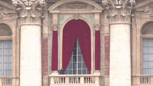 Il Conclave ha scelto il nuovo Papa. Folla in Piazza San Pietro, il mondo attende il nome