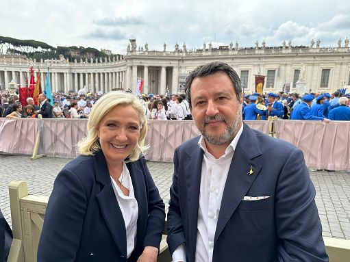 Salvini in piazza San Pietro con Le Pen per Regina Caeli: qui da cattolico