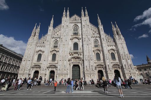 Milano, il femminicida evaso è morto lanciandosi dal Duomo: trovato il cadavere della collega