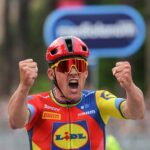 Ciclismo, Pedersen tappa e maglia al Giro, da martedì in Italia