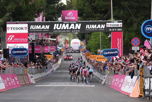 Ciclismo, Pedersen vince anche la quinta tappa a Matera