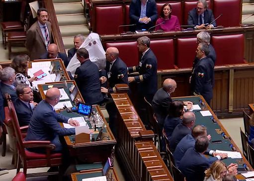 Meloni alla Camera, scontro con Schlein e Conte (E c’è Magi fantasma)