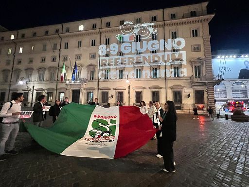 Cittadinanza, proiettato logo referendum su Palazzo Chigi