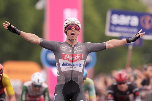 Ciclismo, Groves vince a Napoli la tappa della maxicaduta