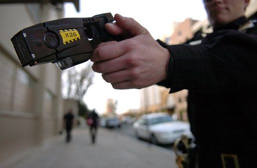 Colpito con il taser dalla polizia a Pescara, muore in ospedale dopo malore
