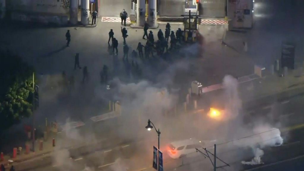 Scontri con la polizia a Los Angeles dopo i raid anti-migranti. Trump invia la Guardia nazionale