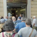 Musica, oltre in 200 in fila per la moneta dedicata a Renato Zero