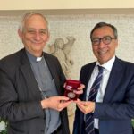 Monnanni (Asilo Savoia) consegna a cardinale Zuppi il Premio Nathan