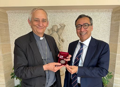 Monnanni (Asilo Savoia) consegna a cardinale Zuppi il Premio Nathan