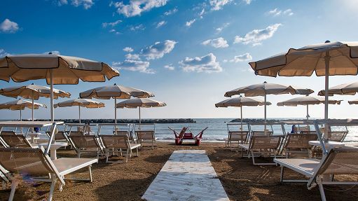Estate 2025, Spiagge.it: prenotazione ombrelloni online +50%