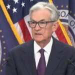 Fed conferma i tassi ma anche le attese di 2 tagli quest’anno