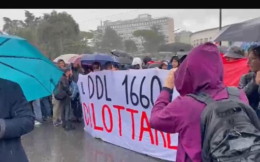 Due cortei a Roma contro guerra e riarmo