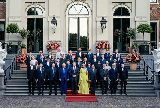 Il giorno di Trump al vertice Nato, dopo la cena regale all’Aia