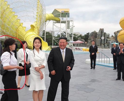 Riappare la moglie di Kim Jong Un (e sfoggia una borsa Gucci)