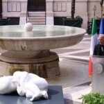 “Look Down”, opera Jago nel cortile d’onore della Camera dei deputati