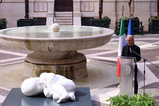 “Look Down”, opera Jago nel cortile d’onore della Camera dei deputati
