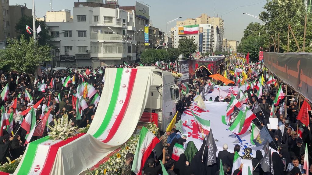 Iran, migliaia di persone a Teheran ai funerali di 60 vittime della guerra con Israele
