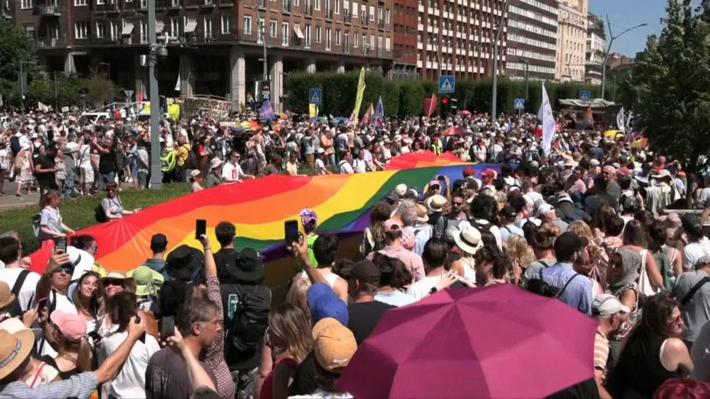 Al Pride di Budapest anche Pd, M5s, +Europa e Calenda. Schlein: non si può vietare l’amore per legge