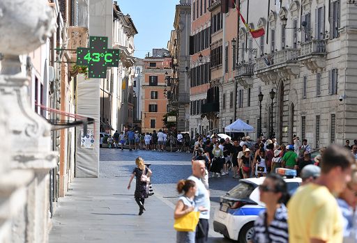 Caldo verso nuovi record: fino a 40 gradi a Roma, Milano, Napoli e Firenze