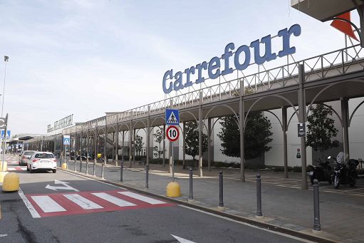 Carrefour riorganizza sede centrale a Milano: 175 esuberi su 700 dipendenti