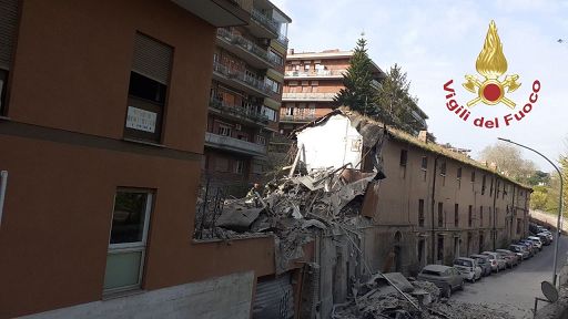 Eplosione a Roma, 2 feriti gravi sedati e intubati: “Condizioni stabili”