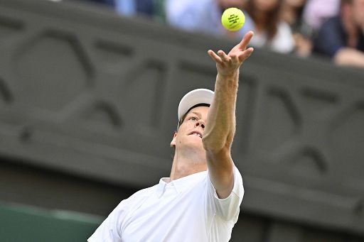 Tennis, Sinner agli ottavi di Wimbledon, solo 5 giochi a Martinez