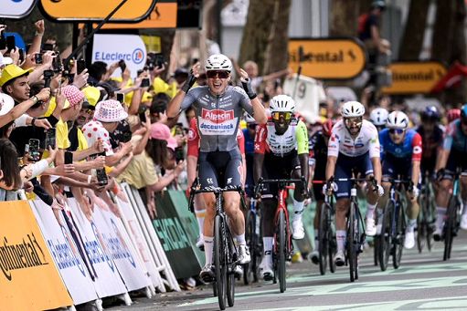 Ciclismo, al Tour tappa e maglia per Jasper Philipsen