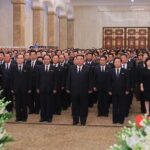 Kim Jong Un rende omaggio al nonno, fondatore della Nordcorea