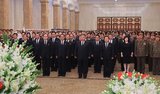 Kim Jong Un rende omaggio al nonno, fondatore della Nordcorea