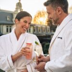Nuovo trend: aperitivo in accappatoio e bagno notturno a Milano