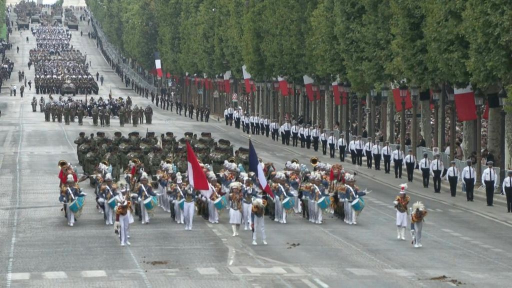 Francia, alla Festa della Bastiglia la sfilata delle forze armate come una “vera operazione militare”