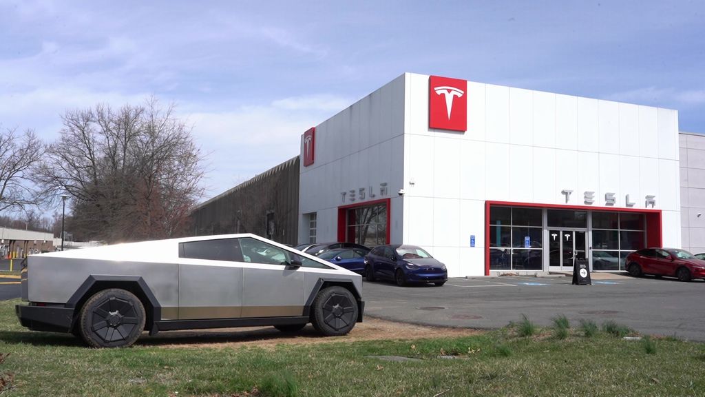 Tesla condannata a pagare 243 milioni di dollari per un incidente mortale con Autopilot