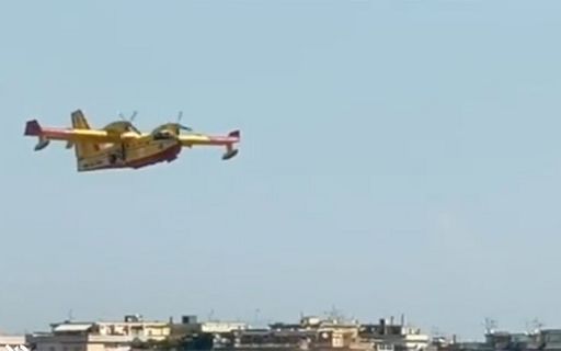 Grave incendio sul Vesuvio, in azione 6 Canadair