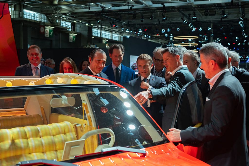 Salone Parigi: Macron visita stand Stellantis con Elkann e Filosa