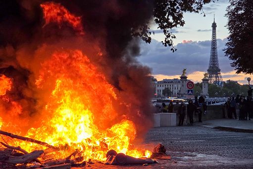 Il governo francese conferma il coprifuoco nelle principali città