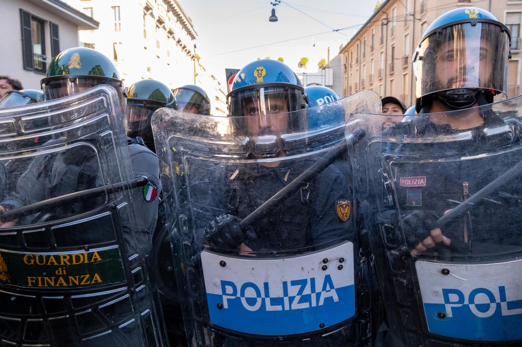 Coisp: scontri ai cortei tra Mestre e Vicenza, 10 poliziotti feriti